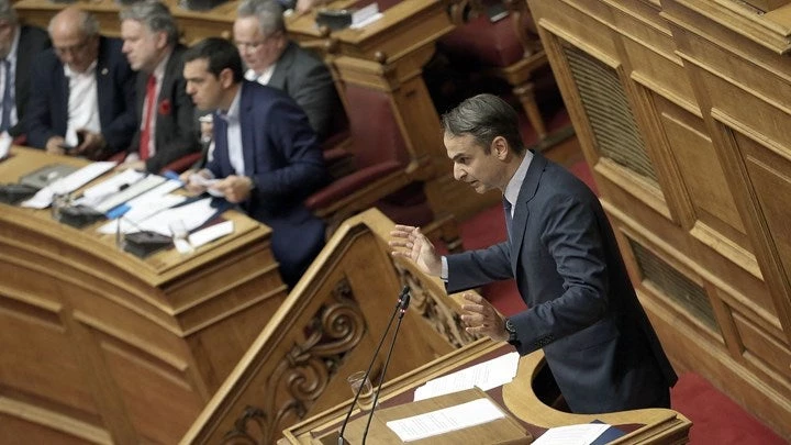 Μητσοτάκης προς Τσίπρα: Είναι αγενές να κοιτάτε συνέχεια το κινητό σας την ώρα που μιλάω (βίντεο)